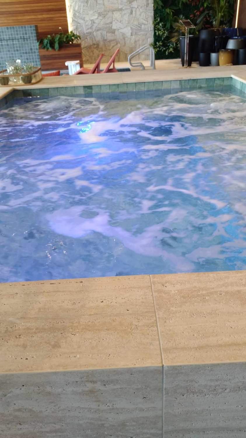 Piscina com hidromassagem construída pela Natural Design