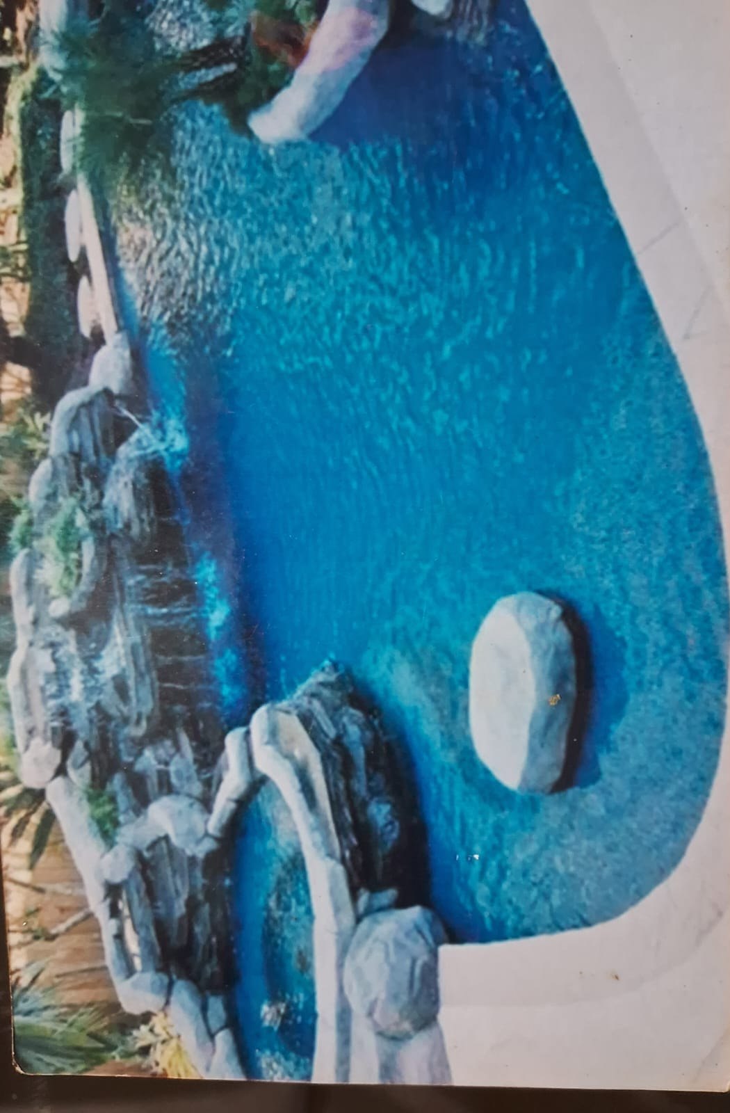 Piscina com cascata e pedras artificiais